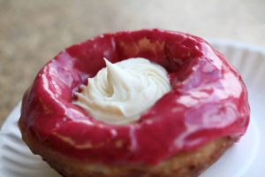 the-holy-donut_portland_glassa-con-purea-di-lamponi-e-ripieno-di-ricotta